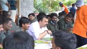 ಉಡುಪಿ: ಲೈನ್‌ಮ್ಯಾನ್‌ಗಳಿಗೆ ಭೋಜನ ಕೂಟ ಏರ್ಪಡಿಸಿ ಜನ್ಮದಿನ ಆಚರಿಸಿದ ಇಂಧನ ಸಚಿವ