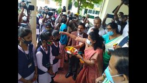  ಶಿವಮೊಗ್ಗದಲ್ಲಿ ವಿದ್ಯಾರ್ಥಿಗಳಿಗೆ ಆರತಿ ಬೆಳಗಿದ ಅಧಿಕಾರಿಗಳು; ಹೇಗಿತ್ತು ಮೊದಲ ದಿನದ ತರಗತಿಗಳು?