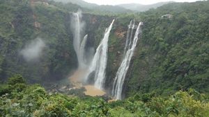 ಜೋಗ ವೀಕ್ಷಣೆಗೆ ಷರತ್ತು; ಪ್ರವಾಸಿಗರ ಸಂಖ್ಯೆ ಭಾರಿ ಕುಸಿತ! 