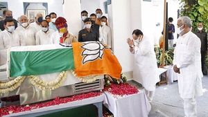  ಕಲ್ಯಾಣ್‌ ಅಂತಿಮ ನಮನದ ವೇಳೆ ರಾಷ್ಟ್ರ ಧ್ವಜದ ಮೇಲೆ ಬಿಜೆಪಿ ಧ್ವಜ: ತೀವ್ರ ವಿವಾದ ಸೃಷ್ಟಿ