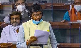  ಸಚಿವರಾದ ಬಳಿಕ ಕ್ಷೇತ್ರಕ್ಕೆ ಮೊದಲ ಭೇಟಿ: ಪಶುಪತಿ ಪಾರಸ್‌ ಮೇಲೆ ಶಾಹಿ ಎಸೆದ ಮಹಿಳೆ