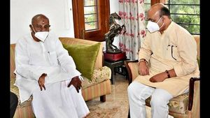  ಬೊಮ್ಮಾಯಿ-ದೇವೇಗೌಡ್ರ ಭೇಟಿಗೆ ಆಕ್ರೋಶ: ಪ್ರೀತಂ ಗೌಡ ಬರೀ ಹೆಸರಿಗೆ, ಹಿಂದೆ ಯಾರು?
