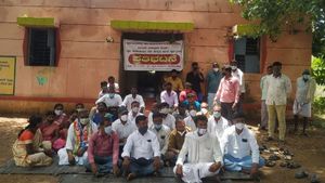  ಚಿತ್ರದುರ್ಗ: ಗ್ರಾ.ಪಂ ಪಿಡಿಒ ವರ್ಗಾಯಿಸಿ ಎಂದು ಅಧ್ಯಕ್ಷೆ, ಸದಸ್ಯರು ಪ್ರತಿಭಟನೆ
