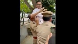  ಯೋಗಿ ಆದಿತ್ಯನಾಥ್‌ಗೆ ಸವಾಲೆಸೆದಿದ್ದ ಯುಪಿ ಮಾಜಿ ಪೊಲೀಸ್‌ ಆತ್ಮಹತ್ಯಗೆ ಪ್ರಚೋದನೆ ಆರೋಪದಲ್ಲಿ ಬಂಧನ