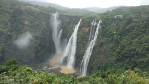 ಒನ್ ಇಂಡಿಯಾ ವರದಿ ಬಳಿಕ ಜೋಗದಲ್ಲಿ ಅಧಿಕಾರಿಗಳ ದಾಳಿ 