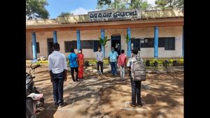 ಚಿತ್ರದುರ್ಗ: ಉತ್ಸಾಹದಿಂದ ಶಾಲೆಗೆ ಹೆಜ್ಜೆ ಹಾಕಿದ ವಿದ್ಯಾರ್ಥಿಗಳು; ಮೊದಲ ದಿನ ಹೇಗಿತ್ತು?