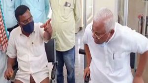  ತುಮಕೂರು: 'ನಿನ್ ಯೋಗ್ಯತೆಗೆ ಬೆಂಕಿ ಹಾಕಾ'; ಪರಸ್ಪರ ಕಿತ್ತಾಡಿಕೊಂಡ ಸಂಸದ- ಶಾಸಕ