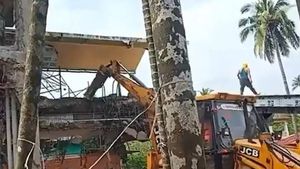 ಅಕ್ರಮ ಆರೋಪ: ತನ್ನ ಬಂಗಲೆಯನ್ನು ತಾನೇ ಕೆಡವಿಸಿದ ಉದ್ದವ್‌ ಆಪ್ತ ಸಹಾಯಕ