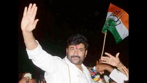  ವಿನಯ್ ಕುಲಕರ್ಣಿ ಬಿಡುಗಡೆ: ರಾಖಿ ಕಟ್ಟಿ, ಹಣೆಗೆ ತಿಲಕ ಇಟ್ಟು ಸ್ವಾಗತಿಸಿದ ಲಕ್ಷ್ಮಿ ಹೆಬ್ಬಾಳ್ಕರ್