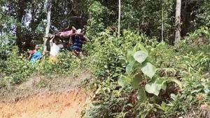  ವಿಡಿಯೋ: ತಾಯಿಯನ್ನು ಬೆಂಚ್‌ಗೆ ಕಟ್ಟಿ ಆಸ್ಪತ್ರೆಗೆ ಸಾಗಿಸಿದ ತಂದೆ- ಮಗ: ರಸ್ತೆಯಿಲ್ಲದೇ ಪ್ರಾಣಬಿಟ್ಟ ಮಹಿಳೆ
