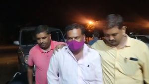  ಚಿತ್ರದುರ್ಗ: 6 ಲಕ್ಷ ರೂ. ಲಂಚ ಸ್ವೀಕರಿಸುವಾಗ ಎಸಿಬಿ ಬಲೆಗೆ ಬಿದ್ದ ಭೂಸ್ವಾಧೀನ ಅಧಿಕಾರಿಗಳು