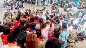  ಚಿಕ್ಕಮಗಳೂರು: ಸಂಸದರಾದ ತೇಜಸ್ವಿ ಸೂರ್ಯ, ಪ್ರತಾಪ್ ಸಿಂಹಗೆ ಹಿಂದೂಪರ ಕಾರ್ಯಕರ್ತರ ಮುತ್ತಿಗೆ