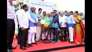 ಉತ್ತರ ಕರ್ನಾಟಕದ ಕಡು ಬಡವ ಸೈಕ್ಲಿಸ್ಟ್‌ಗೆ 5 ಲಕ್ಷ ರೂ. ಬೆಲೆಯ ಸೈಕಲ್ ಉಡುಗೊರೆ!