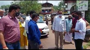  ಕರ್ಫ್ಯೂ ಸಂದರ್ಭದಲ್ಲಿ ಅಂಗಡಿ ಮುಚ್ಚಲ್ಲ; ಜಿಲ್ಲಾಡಳಿತಕ್ಕೆ ಸವಾಲೆಸೆದ ಪುತ್ತೂರು ವರ್ತಕರು!