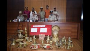 6 ದೇವಾಲಯ ಕಳವು ಪ್ರಕರಣ ಭೇದಿಸಿದ ರಾಮನಗರ ಪೊಲೀಸರು: 1.85 ಲಕ್ಷ ಮೌಲ್ಯದ ಸ್ವತ್ತು ವಶ