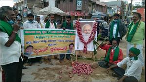  ಹೊಸದುರ್ಗದಲ್ಲಿ ಮೋದಿ ಭಾವಚಿತ್ರಕ್ಕೆ ಈರುಳ್ಳಿ ಹಾರ ಹಾಕಿ ವಿಭಿನ್ನ ಪ್ರತಿಭಟನೆ 