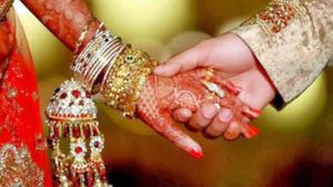  'ಮದುವೆಯಾಗಲು ಹುಡುಗಿ ಬೇಕು': ಅಂಗಡಿ ಎದುರು ಬೋರ್ಡ್ ಹಾಕಿದ ಯುವಕನಿಗೆ ವಿದೇಶದಿಂದ ಕರೆ!