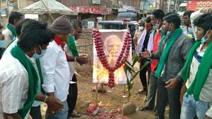 ಭಾರತ್ ಬಂದ್; ಚಿತ್ರದುರ್ಗದಲ್ಲಿ ಗಮನ ಸೆಳೆದ ವಿಶಿಷ್ಟ ಪ್ರತಿಭಟನೆ 