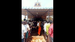 ಚಿತ್ರದುರ್ಗ: 6 ತಿಂಗಳ ನಂತರ ತೋಪಿನ ಗೊಲ್ಲಳಮ್ಮನ ದೇವಸ್ಥಾನ ಬಾಗಿಲು ತೆರೆದಿದೆ 