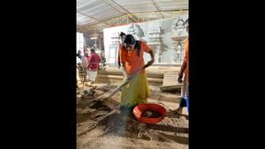 ಕಡಿಯಾಳಿ ದೇವಸ್ಥಾನದಲ್ಲಿ ಕರಸೇವೆ ಮಾಡಿದ ಸಚಿವೆ ಶೋಭಾ ಕರಂದ್ಲಾಜೆ