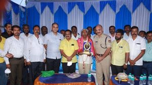 ಆರತಿ ಎತ್ತಿ, ಮೆರವಣಿಗೆ ಮಾಡಿ ಶಿಕ್ಷಕನ ಬೀಳ್ಕೊಟ್ಟ ವಿದ್ಯಾರ್ಥಿಗಳು! 