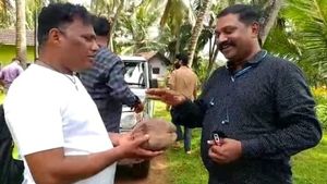 ಪಾಪನಾಶಿನಿ ನದಿ ಮಲಿನ; ಅಧಿಕಾರಿಗಳಿಗೆ ಪ್ರಮಾಣ ಮಾಡಿಸಿದ ಜನ! 