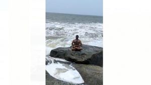  ಕಾರವಾರ: ವನ್ನಳ್ಳಿ ಬೀಚ್‌ನ ಬಂಡೆ ಮೇಲೆ ಕುಳಿತು ಪೋಸ್ ನೀಡುತ್ತಿದ್ದ ವ್ಯಕ್ತಿ ಸಮುದ್ರಪಾಲು!