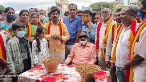 ಕಡಲೆ ಕಾಯಿ ಹಂಚಿ ಹುಟ್ಟು ಹಬ್ಬ ಆಚರಿಸಿಕೊಂಡ ವಾಟಾಳ್! 