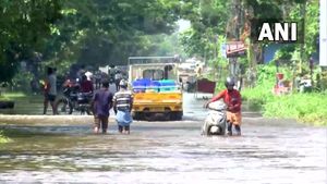 ಕೇರಳ ಮಳೆ: ಬಸ್ ಚಕ್ರಕ್ಕೆ ಸಿಲುಕಿದ್ದ ತಂದೆ, ಮಗನ ರಕ್ಷಣೆ 