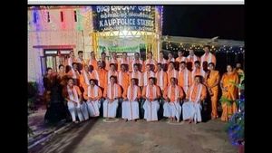 ಉಡುಪಿ ಪೊಲೀಸ್ ಕೇಸರಿ ವಸ್ತ್ರದ ಬಗ್ಗೆ ಸಿದ್ದರಾಮಯ್ಯ ಟ್ವೀಟ್ ವಿಚಾರ; ತ್ರಿಶೂಲ ಕೊಡೋದು ಒಳ್ಳೆಯದೆಂದ ರಘುಪತಿ ಭಟ್