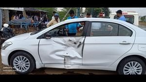 ದಾವಣಗೆರೆ ಮೇಯರ್ ಕಾರಿಗೆ ಸಿನಿಮಾ ಸ್ಟೈಲ್‌ನಲ್ಲಿ ಬೈಕ್ ಡಿಕ್ಕಿ: ಹೆಲ್ಮೆಟ್ ಉಳಿಸಿತು ಪ್ರಾಣ! 