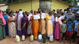 ಭೂ ಅತಿಕ್ರಮಣದ ನೋಟಿಸ್; ದಿಢೀರ್ ಪ್ರತಿಭಟನೆ ನಡೆಸಿದ ಗ್ರಾಮಸ್ಥರು