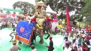 ಶ್ರೀರಂಗಪಟ್ಟಣ ದಸರಾದಲ್ಲಿ ಪಟಾಕಿ ಸದ್ದಿಗೆ ಬೆದರಿ ತಿರುಗಿಬಿದ್ದ ಆನೆ; ದಿಕ್ಕಾಪಾಲಾದ ಜನ