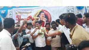 ವಿಡಿಯೋ; ಬೆಂಗಳೂರು-ಹಾಸನ ರಸ್ತೆಯಲ್ಲಿ ಕಾಂಗ್ರೆಸ್ ನಾಯಕನ ಹುಟ್ಟುಹಬ್ಬ! 