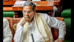 Who is that ಸಿದ್ದರಾಮಯ್ಯ, ಅವರೇನು ದೊಣ್ಣೆನಾಯಕನಾ? ಎಚ್ಡಿಕೆ ಆಕ್ರೋಶ