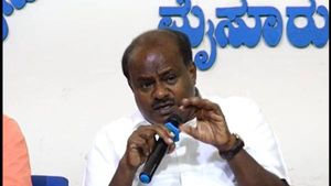 ದೇವೇಗೌಡರನ್ನು ಒದ್ದುಕೊಂಡು ಕುಳಿತುಕೊಳ್ಳುತ್ತಿದ್ದ ಸಿದ್ದರಾಮಯ್ಯ; ಎಚ್‌ಡಿಕೆ ಆರೋಪ