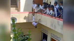  ವೈರಲ್ ಫೋಟೋ: ಮಿರ್ಜಾಪುರದ ಶಾಲೆಯಲ್ಲಿ ಬಾಲಕನಿಗೆ ವಿಚಿತ್ರ ಶಿಕ್ಷೆ
