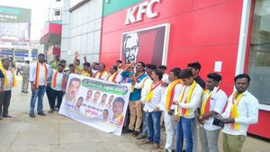  ಮುಂದುವರೆದ ಆಕ್ರೋಶ: ಹುಬ್ಬಳ್ಳಿಯಲ್ಲಿ ಕೆಎಫ್‌ಸಿಗೆ ಕರವೇ ದಿಗ್ಬಂಧನ