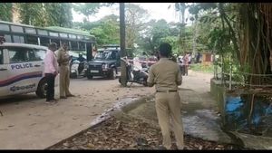  ಮಂಗಳೂರು: ರಿವಾಲ್ವರ್ ಗುರಿ ಕೆಲಸದಾಳುವಿಗೆ; ಸಿಡಿದ ಗುಂಡು ಹೊಕ್ಕಿದ್ದು ಮಗನ ತಲೆಗೆ!