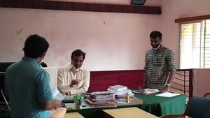 ಯಲ್ಲಾಪುರ: ಲಂಚ ಕೇಳಿದ ಅಧಿಕಾರಿಗೆ ಬುದ್ಧಿ ಕಲಿಸಲು ಭಿಕ್ಷೆ ಬೇಡಿದ ವ್ಯಕ್ತಿ; ನಂತರ ಆಗಿದ್ದೇನು?