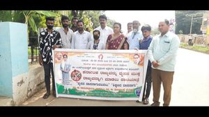 ವ್ಯಸನಮುಕ್ತ ರಾಜ್ಯವನ್ನಾಗಿ ಮಾಡುವಂತೆ ಹಿರಿಯೂರು ಯುವತಿಯಿಂದ ಪಾದಯಾತ್ರೆ