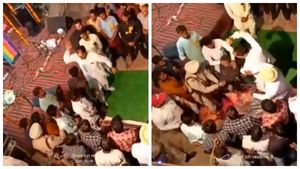  ವಿಡಿಯೋ: ಕೆಲಸದ ಬಗ್ಗೆ ಪ್ರಶ್ನೆ ಮಾಡಿದ ವ್ಯಕ್ತಿಗೆ ಥಳಿಸಿದ 'ಕೈ' ಶಾಸಕ