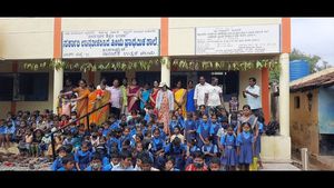 ಶಾಲೆ ಆರಂಭ; ಹೂಮಳೆ ಸುರಿಸಿ, ಚಾಕಲೇಟ್ ನೀಡಿ ಮಕ್ಕಳಿಗೆ ಸ್ವಾಗತ! 
