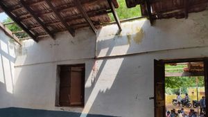 ವಿಶೇಷ ಲೇಖನ; ಶತಮಾನ ದಾಟಿದ ಸರ್ಕಾರಿ ಶಾಲೆಯಲ್ಲಿ ಮರದ ನೆರಳಲ್ಲಿ ಪಾಠ! 