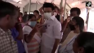 ವಿಡಿಯೋ: ಸಾರ್ವಜನಿಕರ ಬಸ್ ಹತ್ತಿದ ತಮಿಳುನಾಡು ಸಿಎಂ ಸ್ಟಾಲಿನ್