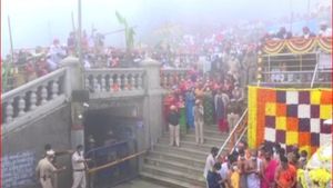 ತೀರ್ಥರೂಪಿಣಿಯಾಗಿ ಭಕ್ತರಿಗೆ ದರ್ಶನ ಕೊಟ್ಟ 'ಕಾವೇರಿ' 
