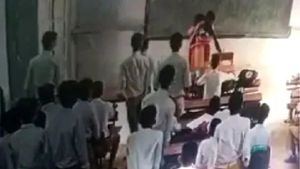 ತರಗತಿಯಲ್ಲಿ ಮೊಬೈಲ್ ಫೋನ್ ಬಳಸಬೇಡಿ ಎಂದಿದ್ದಕ್ಕೆ ಶಿಕ್ಷಕರಿಗೆ ಥಳಿತ