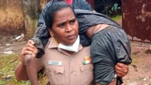 ಚೆನ್ನೈನಲ್ಲಿ ಮಹಿಳಾ ಪೊಲೀಸ್ ಅಧಿಕಾರಿಯು ಭುಜದ ಮೇಲೆ ಹೊತ್ತು ರಕ್ಷಿಸಿದ್ದ ವ್ಯಕ್ತಿ ಸಾವು 