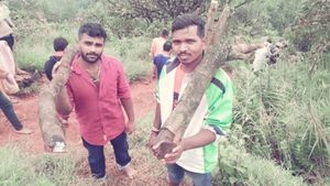 ಸೌದೆ ಹೊತ್ತು 3,800 ಅಡಿ ಬೆಟ್ಟ ಏರಿದ ಪುನೀತ್‌ ಅಭಿಮಾನಿಗಳು! 