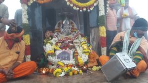 ಚಿಕ್ಕಮಗಳೂರಿನಲ್ಲಿ ದೇವಿರಮ್ಮ ದರ್ಶನ: 3000 ಅಡಿಯ ಬೆಟ್ಟ ಏರಿದ ಸಾವಿರಾರು ಭಕ್ತರು! 